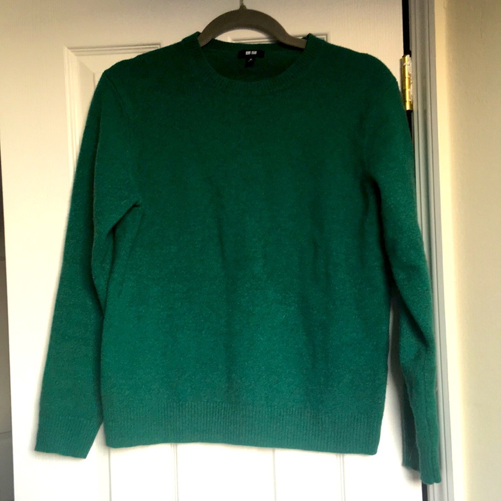 Uniqlo men’s green sweater - fits small